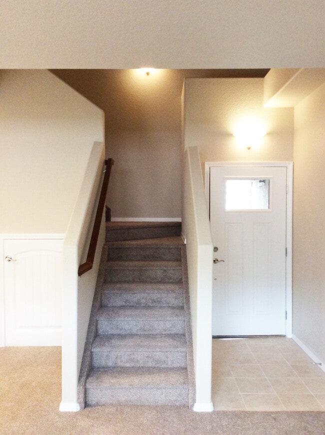 Building Photo - District 20 Townhome!!