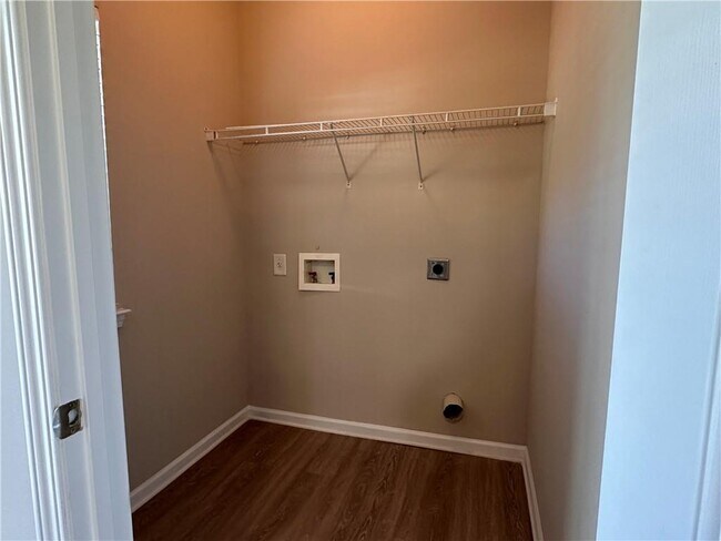 Building Photo - 305 Hulan Way