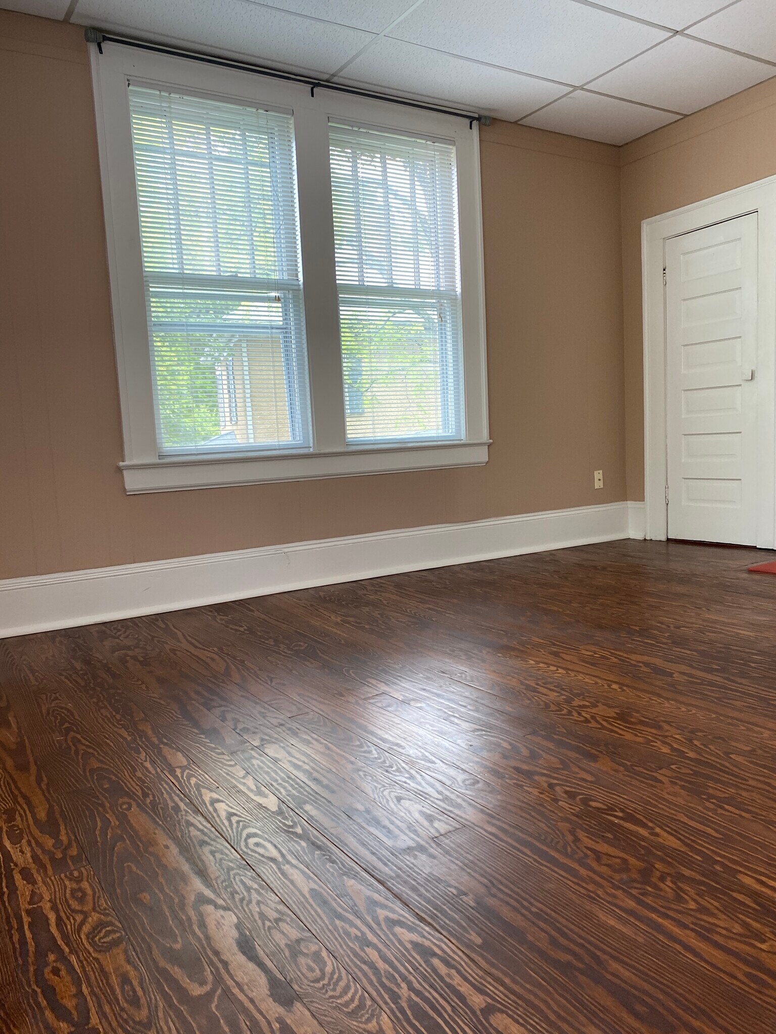 Living Room - 222 W End Blvd