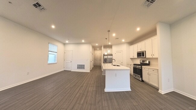 Building Photo - 550 Orient Ave