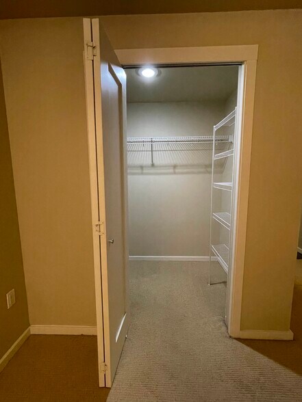 Building Photo - 81 Clay St