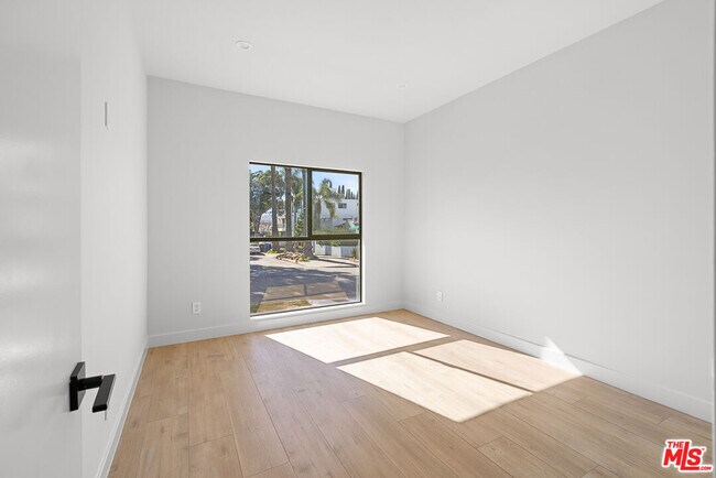 Building Photo - 7229 Willoughby Ave