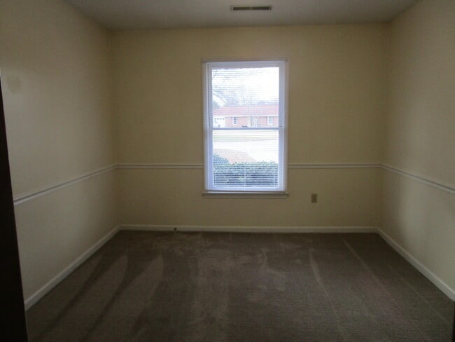 Building Photo - 40 Travis Ct