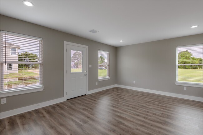 Building Photo - 250 Shady Oaks