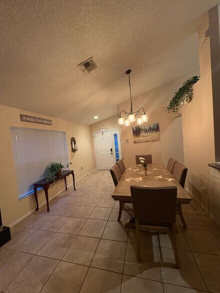 Building Photo - 1360 Rebecca Dr