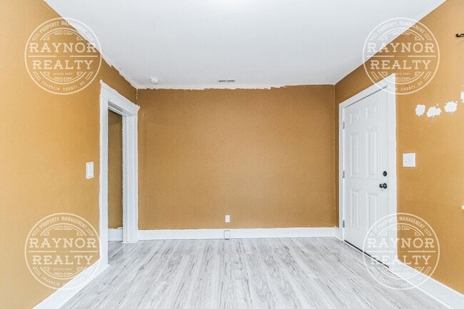 Building Photo - 643-643 Kenwood Ave