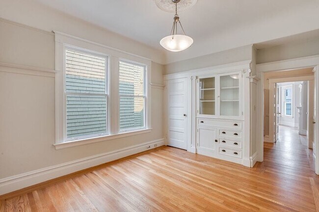 Building Photo - Top Floor Presidio Heights 1BD/1BA. On-sit...