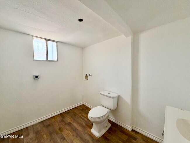 Building Photo - 418 S Estrella St