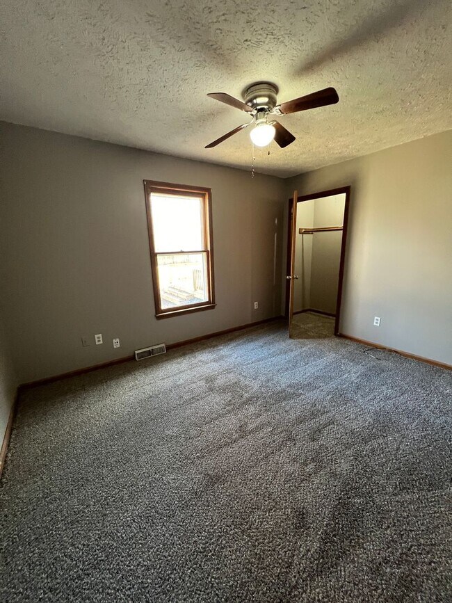 Building Photo - 4 bedroom/3 baths house
