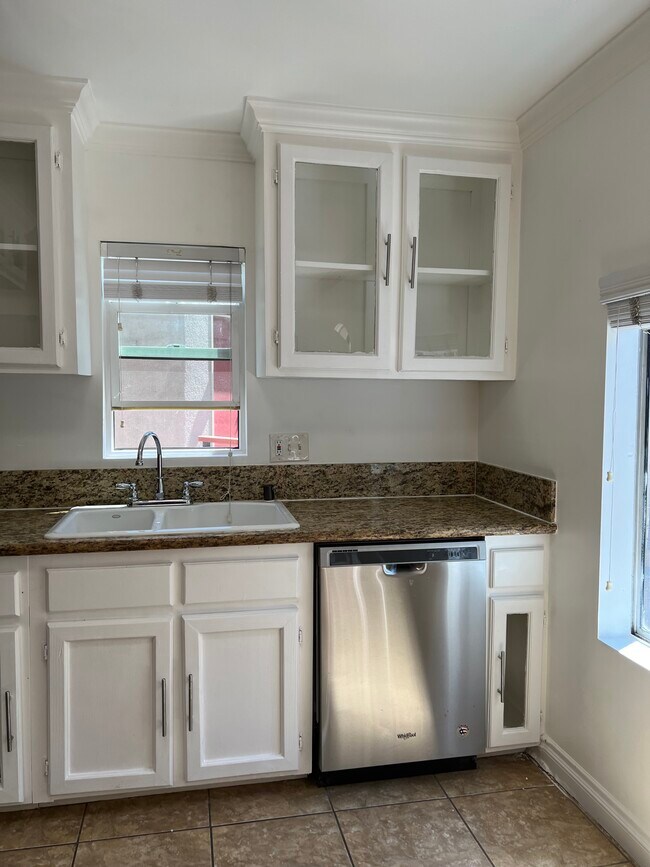 Building Photo - 940 N Serrano Ave