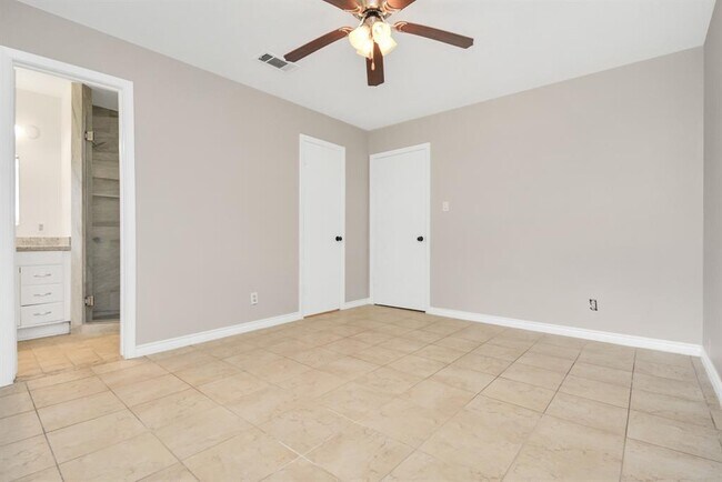 Building Photo - 10951 Shadow Wood Dr