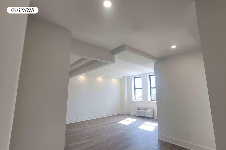 Building Photo - 45 W 81st St