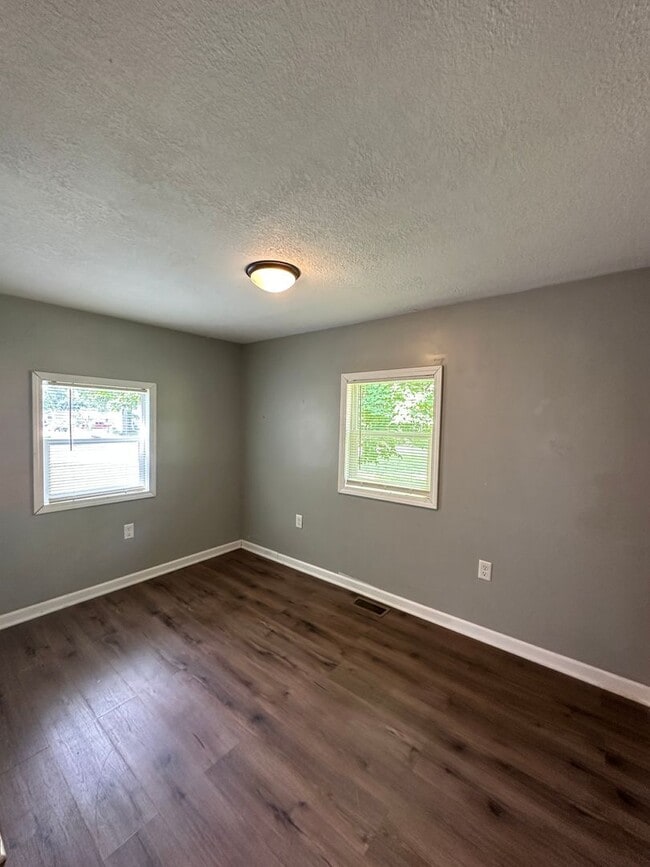 Building Photo - 2700 E Memorial Dr
