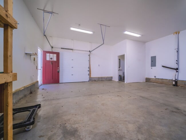 Building Photo - Unique Live/Work Opportunity With Large Fenced Yard Plus Outdoor Storage