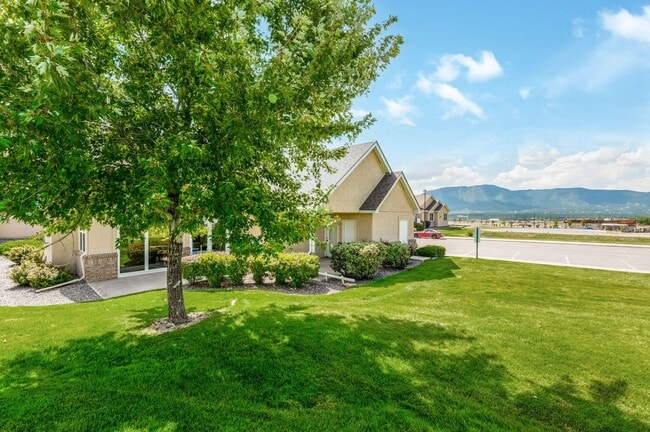 Building Photo - Relaxing townhome in Monument Villas