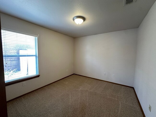 Building Photo - Spacious and nicely located on a cul-de-sac street 3 bedroom 2 bathroom home for rent.