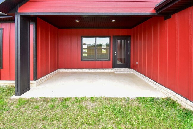 Building Photo - 4 Bedroom 2 Bathroom Home In Farmington, AR.