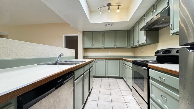 Building Photo - Central (Ft Lowell and Columbus) 2 bed, 2 ...