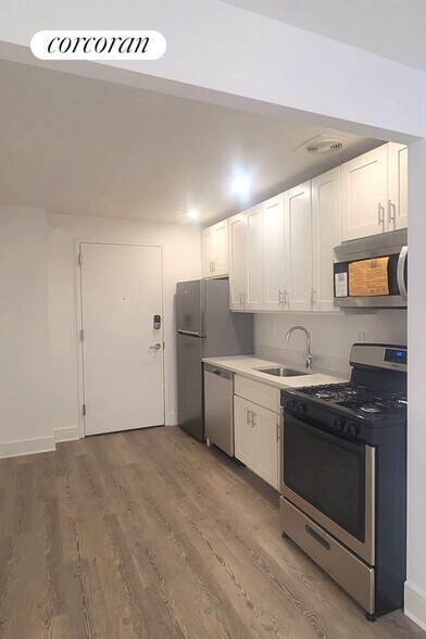 Building Photo - 45 W 81st St