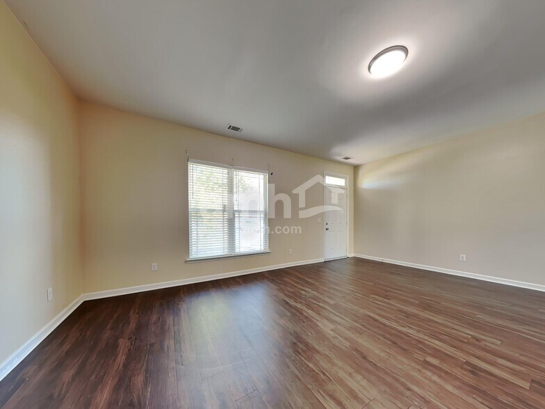 Building Photo - 170 Lake Pointe Dr