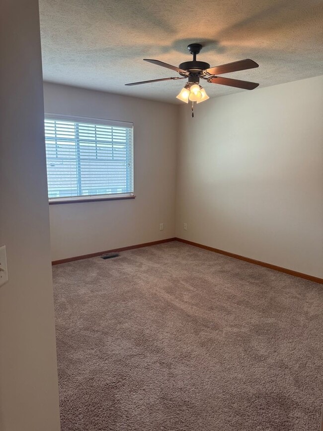Building Photo - Spacious 3-Bedroom Townhome in Prairie Vil...