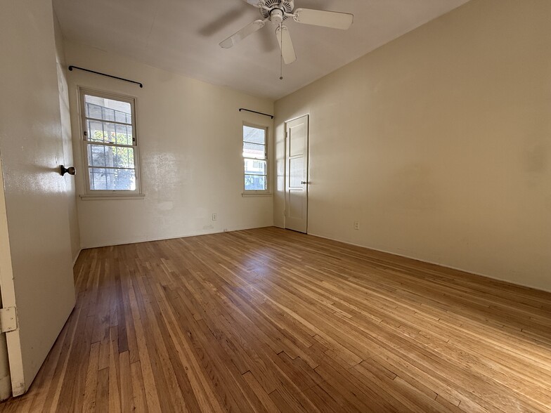 Building Photo - 6627 Farmdale Ave