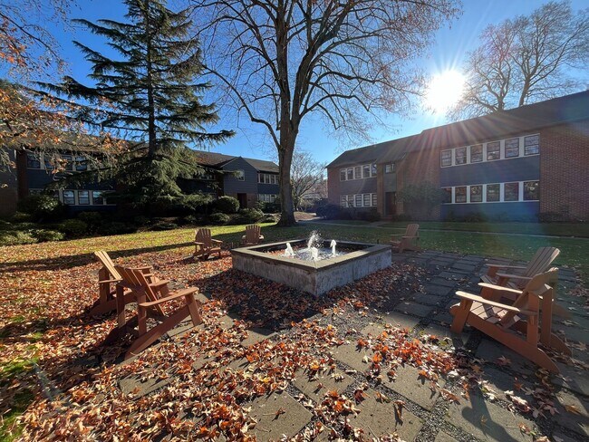 Building Photo - Beautiful 1Bd/ 1Ba Vintage Condo Located in Mt. Tabor! In Unit Laundry, Parking Space, storage un...