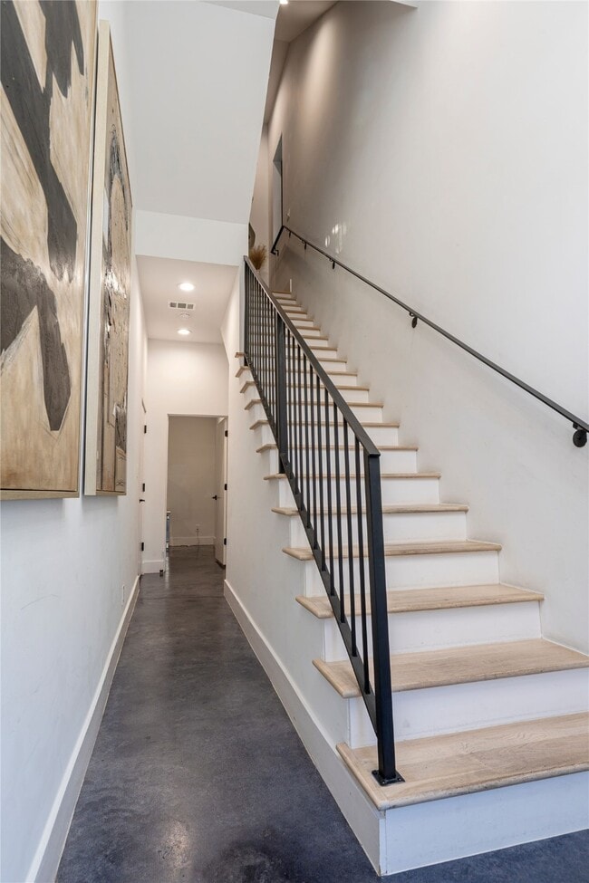 Building Photo - 709 Memorial Heights Dr