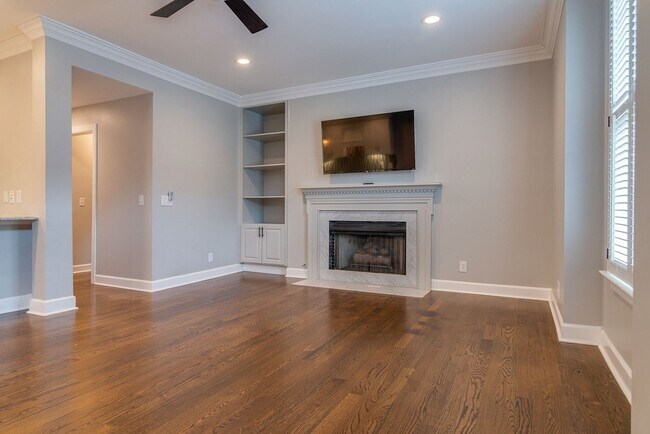 Building Photo - 2040 Graybar Ln