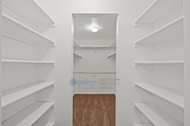 Building Photo - 989 Creekhill Ln