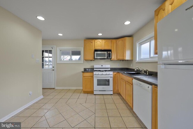 Building Photo - 244 Pomona Ave