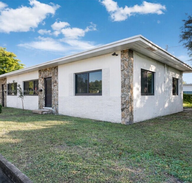 Building Photo - 2 NW 47th St