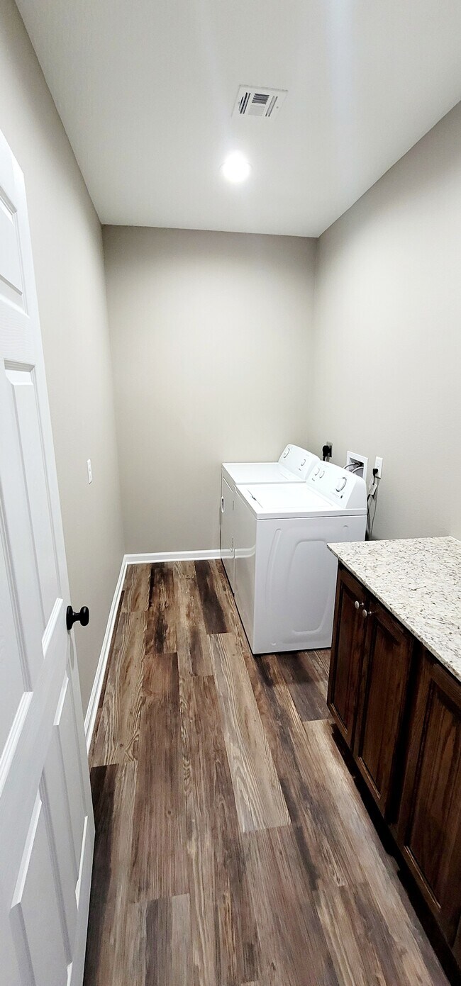 Building Photo - 145 Canterberry St