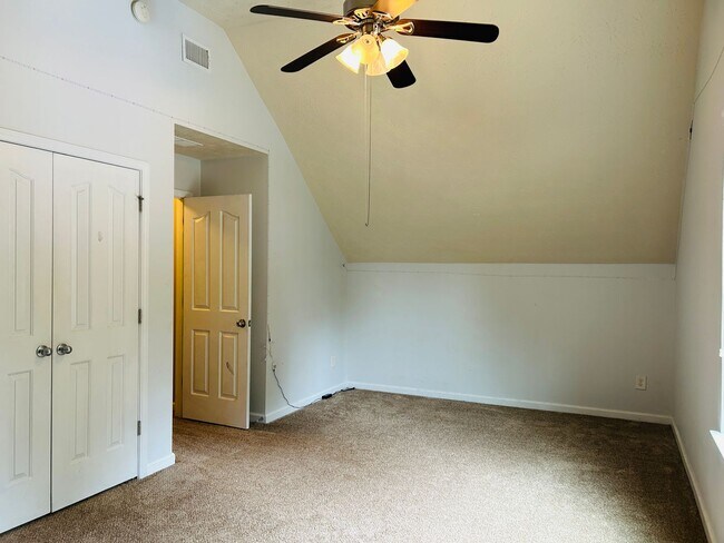 Building Photo - Beautiful 4 bedroom, 2.5 bathroom home in ...