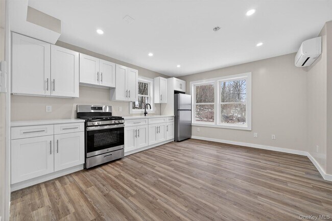 Building Photo - 303 Main St