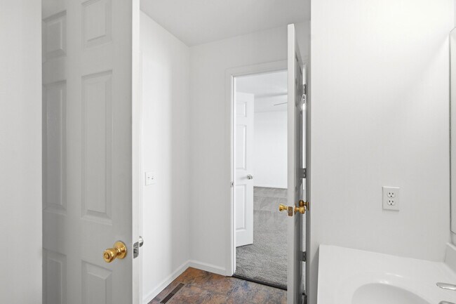 Building Photo - 2401 Northampton Dr