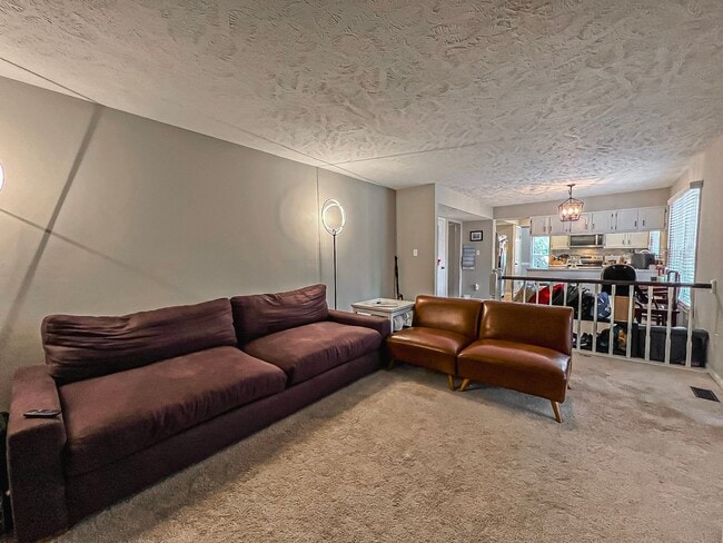 Building Photo - Beautiful and Spacious 4 Bedroom 2.5 Bathr...