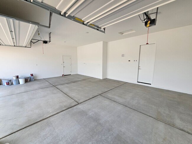 Building Photo - Wonderful new build with family fun amenities