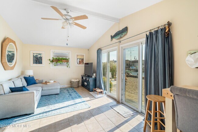 Building Photo - 825 Leeward Dr