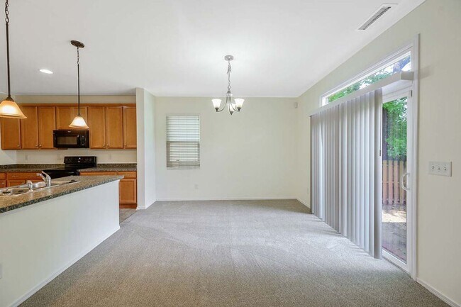 Building Photo - 3 Bedroom Open Concept with Enough Room fo...