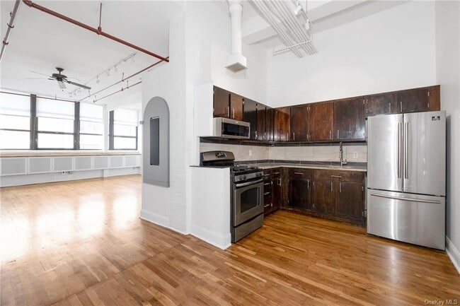 Building Photo - 52 Webster Ave