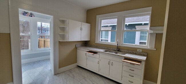 Building Photo - Gorgeous fully remodeled Craftsman style home in Highland Historic District!