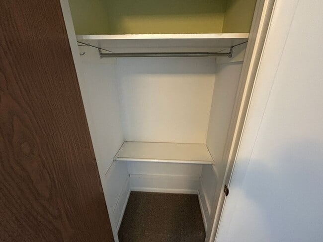 Building Photo - 5 Bed 2 Bath Home with 2 Car Attached Garage in Quiet Nice Neighborhood.