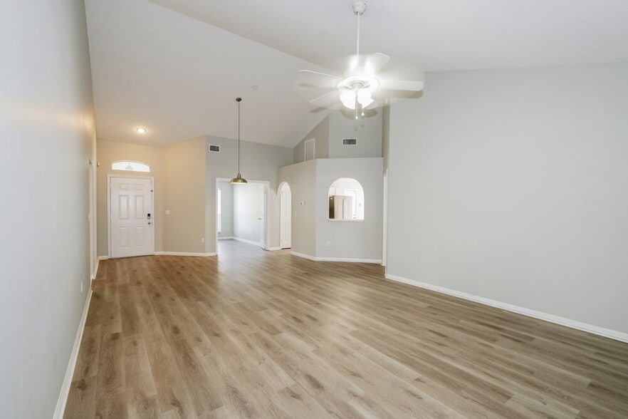 Building Photo - 28434 Meadowrush Way