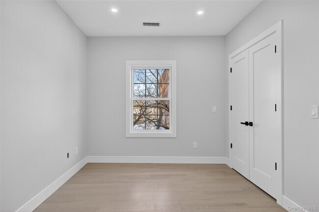 Building Photo - 10 Market St