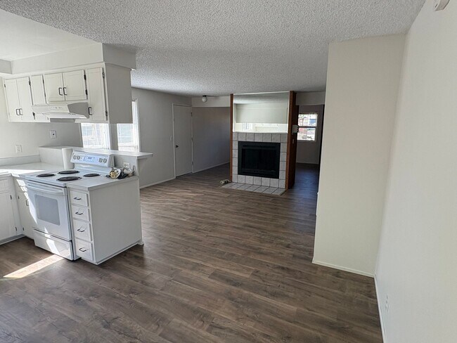 Building Photo - Wonderful home with bonus spaces