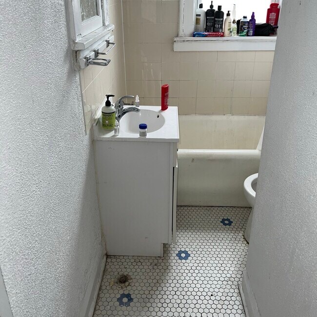 Building Photo - Large Logan Square 1 Bed, Dining Rm, Spaci...