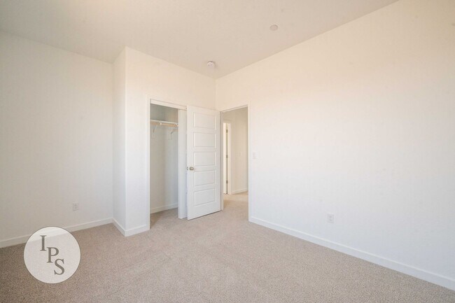 Building Photo - 2808 N Vahe Ave