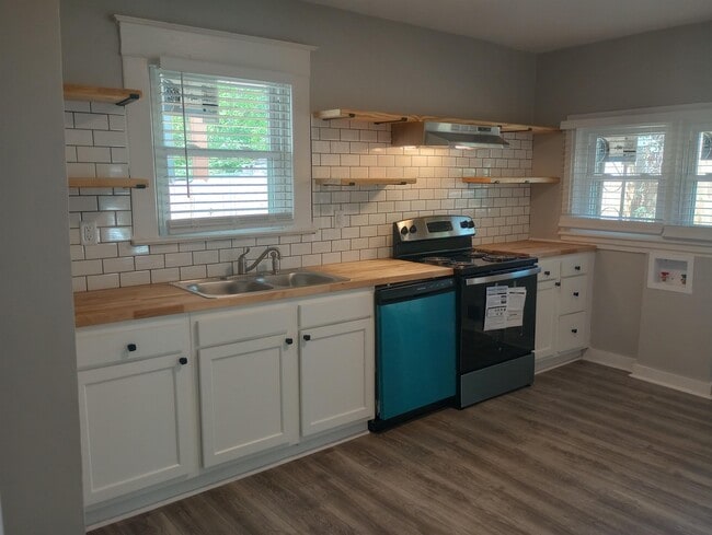 Building Photo - 218 N Hickory St