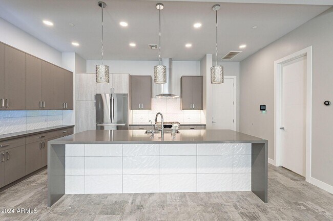 Building Photo - 2645 E Osborn Rd